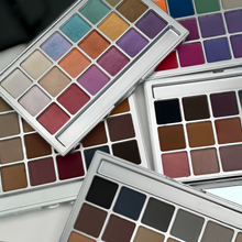 Cargar imagen en el visor de la galería, KRYOLAN EYESHADOW PALETTE VARIETY 18 COL V1 INTERFERENZ